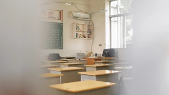 空教室 有许多木制桌椅和黑板