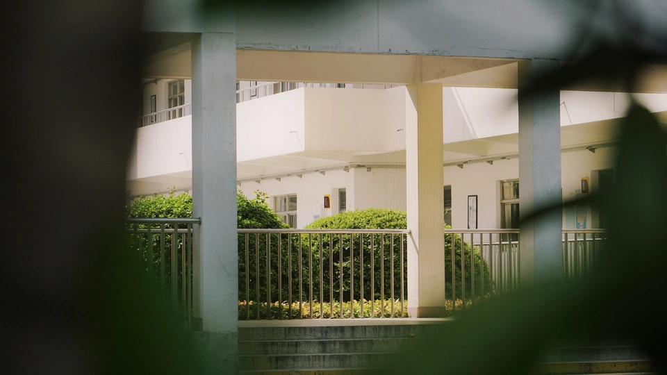 通过安全门看到的建筑