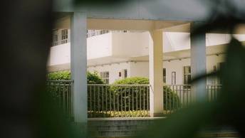 通过安全门看到的建筑