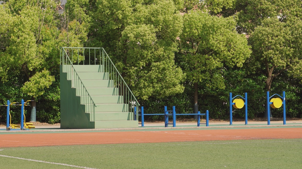 站在茂密绿色草地上的一名年轻男子手持飞盘