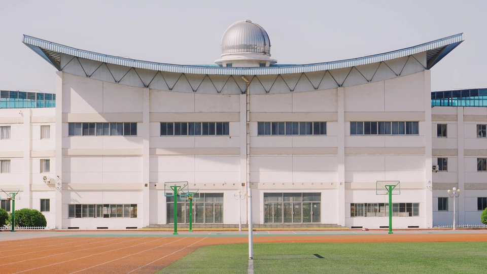 前面有草坪的大楼