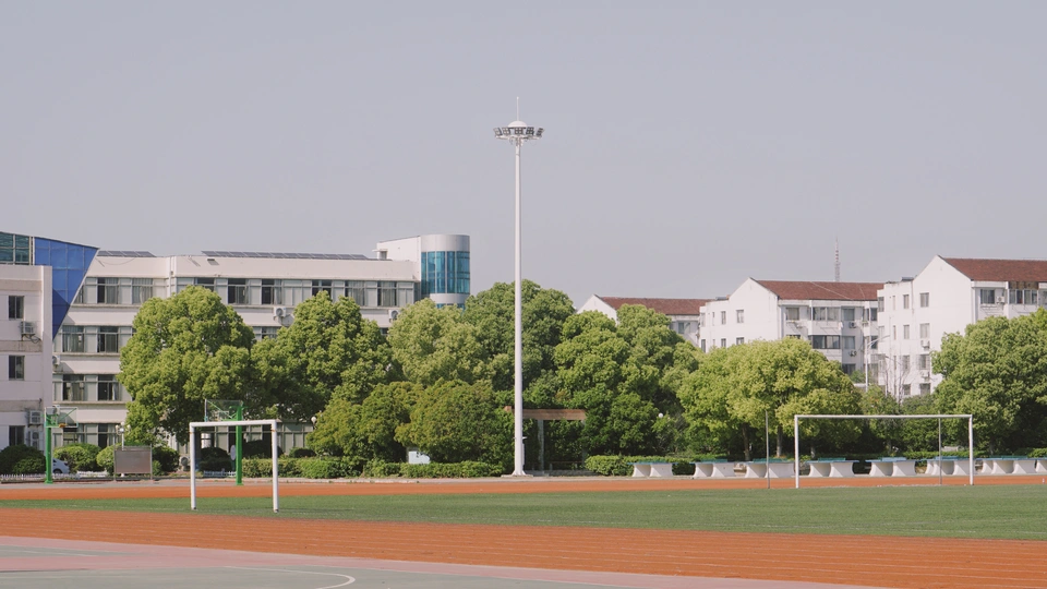 一个棒球场上的男子 背景有建筑物。