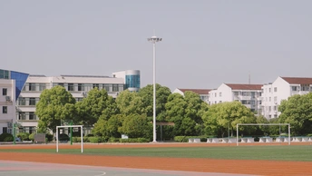 一个棒球场上的男子 背景有建筑物。