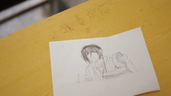 一张女孩在黄色纸上的画像