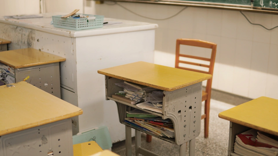 空教室 有小型桌椅