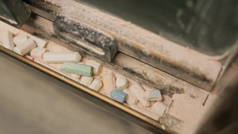 一堆药丸在烤箱里