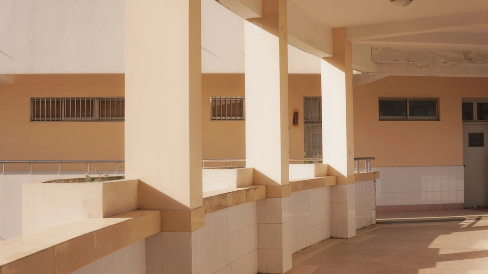 一条宽敞的走廊 墙壁是白色的