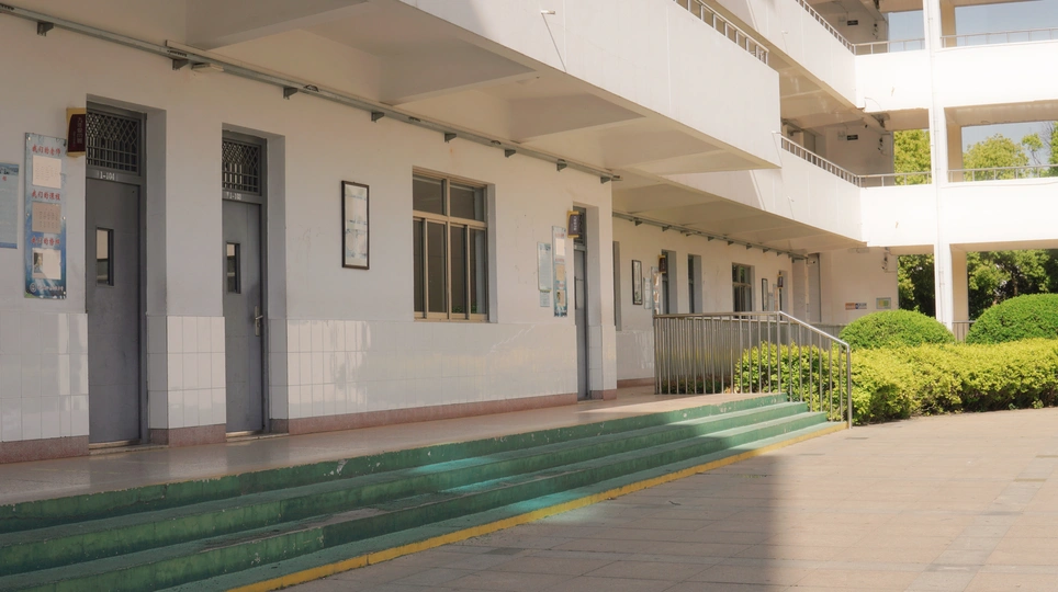 它前面有一个带有绿色台阶的白色建筑