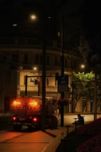 夜晚的城市街道 红绿灯