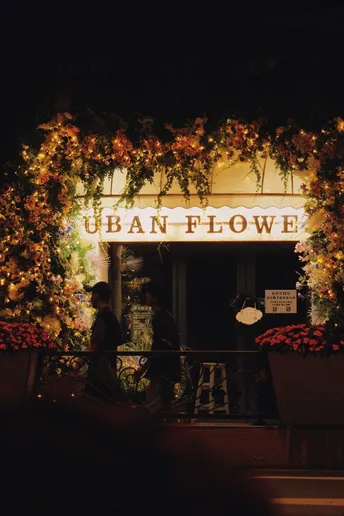 人们在夜晚走过一家餐厅