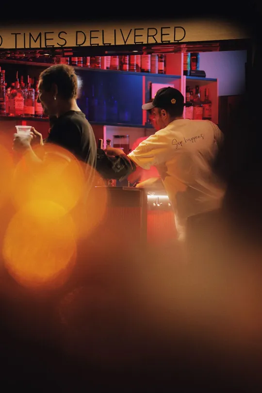 餐厅里站在酒吧旁的人们