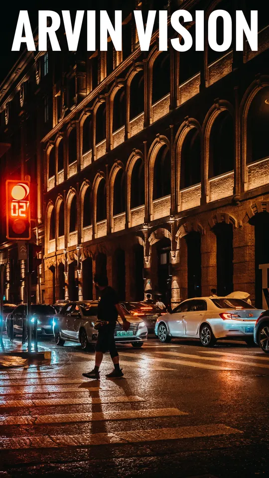 夜晚的城市街道 有车辆在街道上。