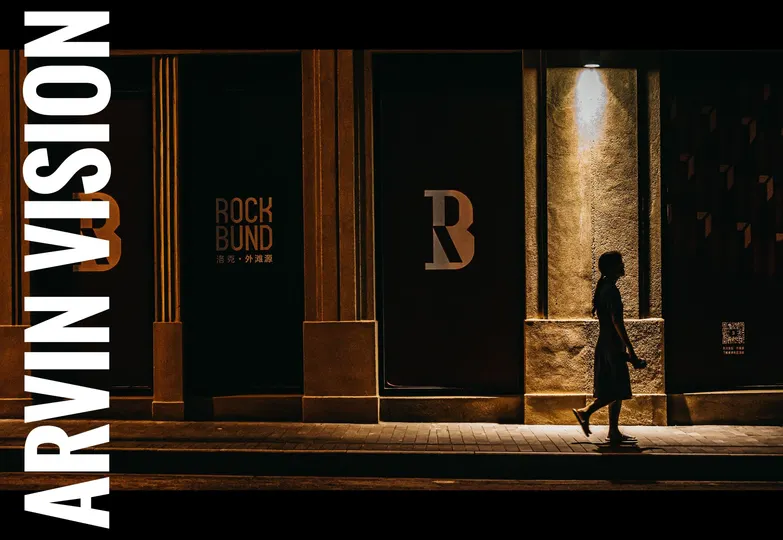 一个人晚上走在街上