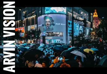 夜晚建筑上的大型广告牌 人群手持雨伞