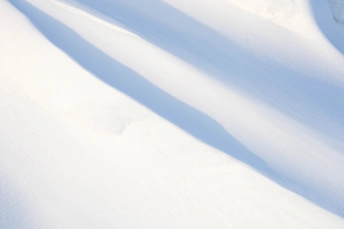 一个人在雪山上滑雪 雪上有深阴影