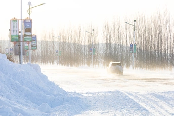 在雪地上的路上开车的人