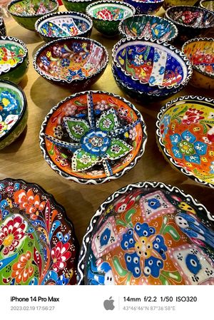许多色彩斑斓的盘子和碗 它们被绘制成各种颜色和图案。