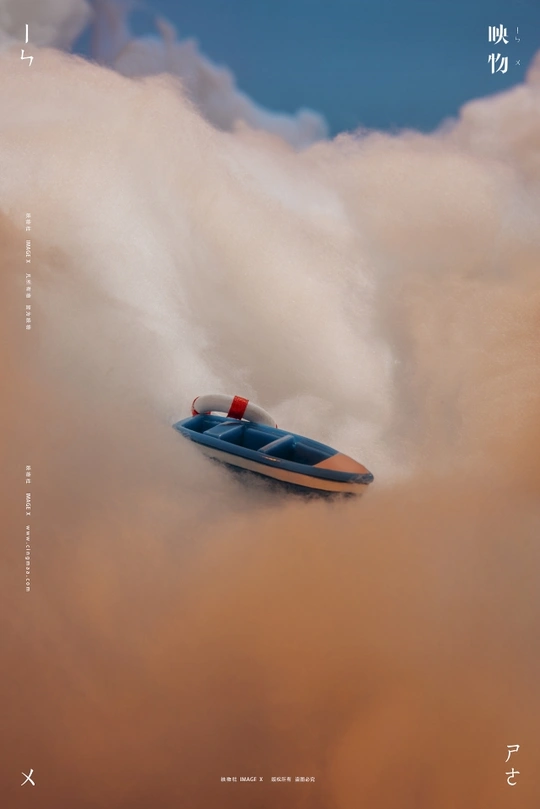 天空中一艘船的海报