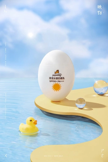 水中漂浮的一个鸡蛋上有一个橡胶鸭子
