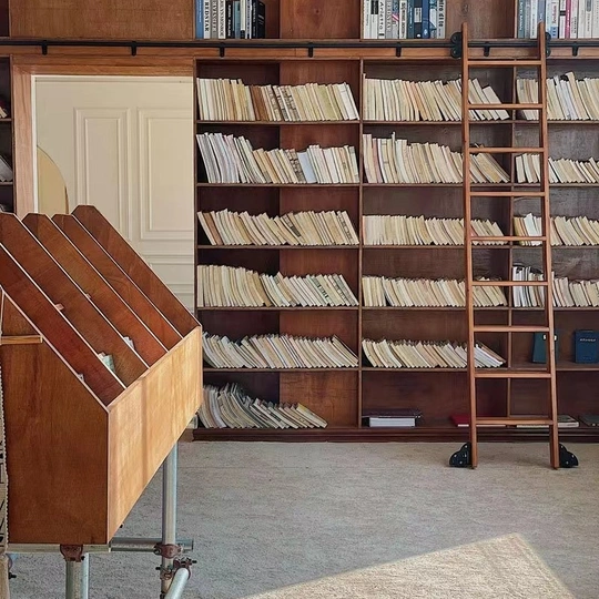 一个充满书架的书房