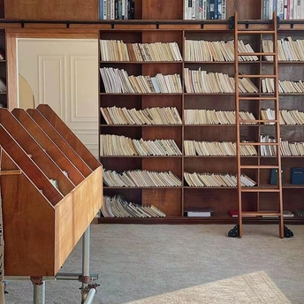 一个充满书架的书房