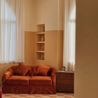 一个带有沙发、窗户和窗帘的客厅