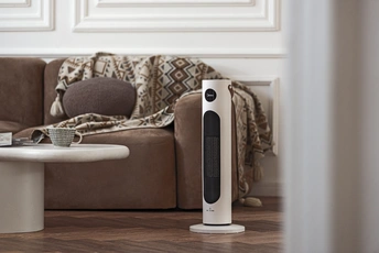 一个带有棕色沙发和一张棕色桌子的房间 地板上放着一个遥控器