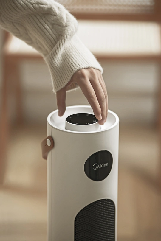 一个人手拿着一杯咖啡