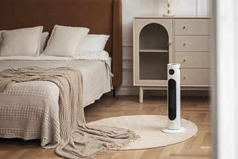 一个带有床、床头柜、地毯和扬声器的房间