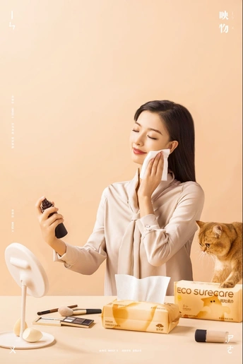 站在一张桌子旁边 桌子上放着化妆品的年轻女子