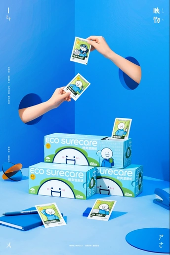 一个年轻男孩在玩盒子里的卡片游戏。