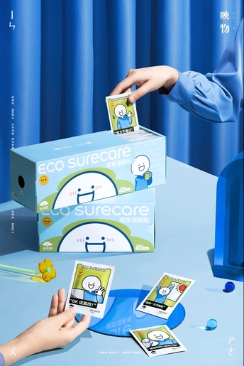 一个人在桌子上和一盒卡片一起玩游戏