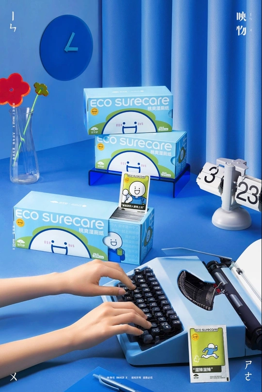 一个男孩双手放在键盘和鼠标上 玩着带有蓝色方块的游戏。