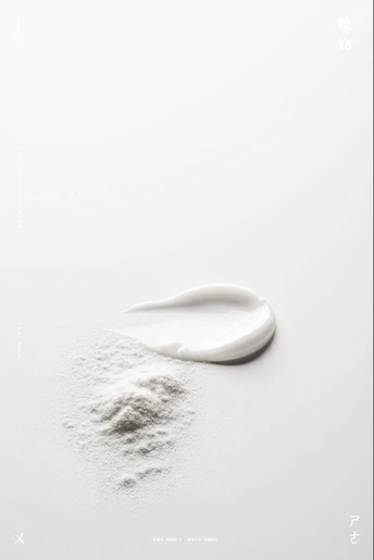 勺子上撒了一撮白色粉末 背景是白色。