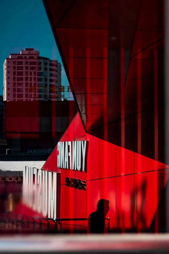 建筑侧面的一名男子