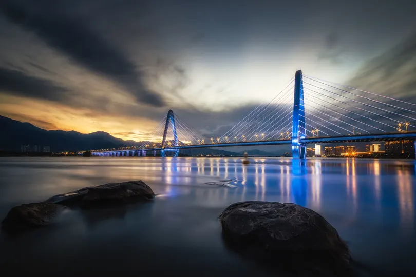 夜晚被蓝色灯光照亮的大桥