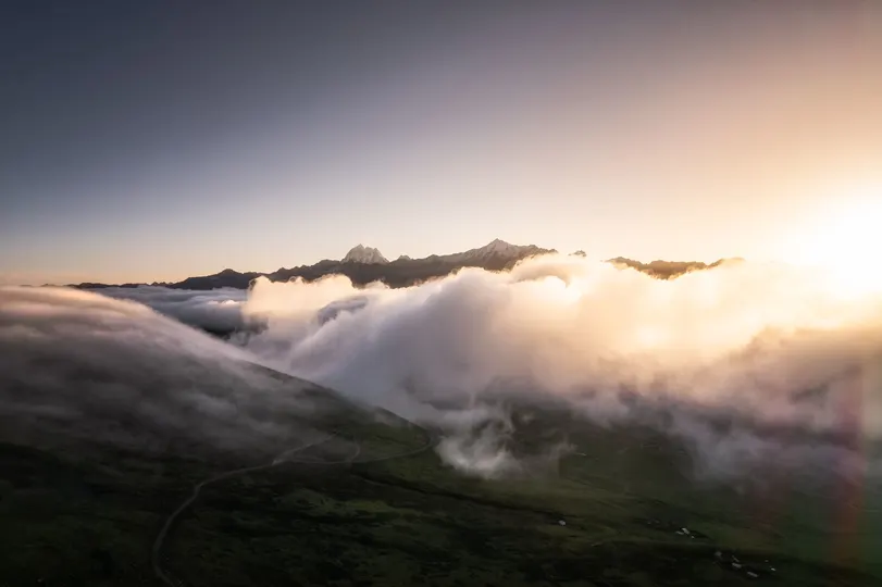 山谷上的日出 雾、云和彩虹