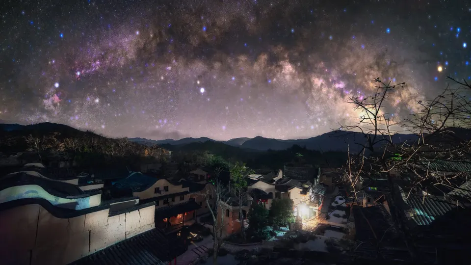 夜晚的山村星空