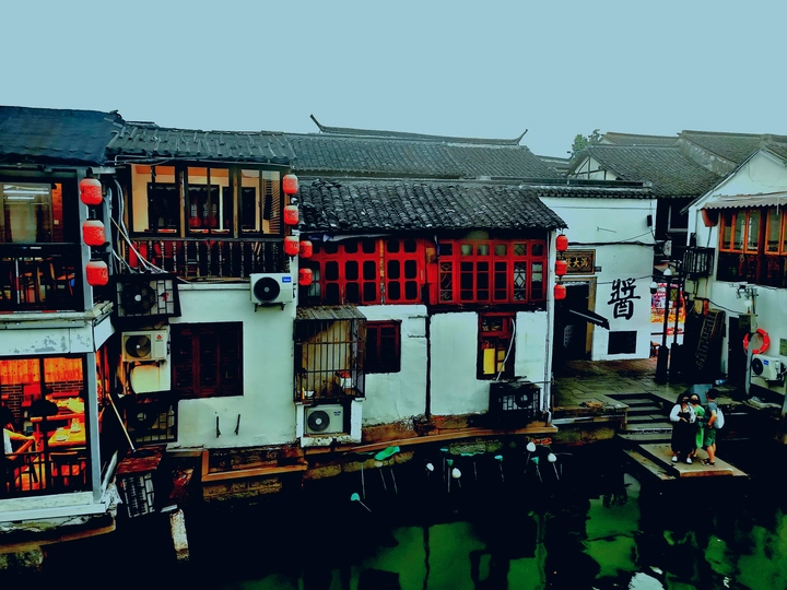 春水碧连天，画船听雨眠…