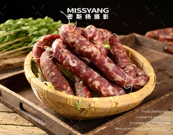 木桌上的一碗食物