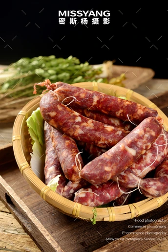一张木桌 里面有一碗蔬菜和一个装肉的黄色盘子