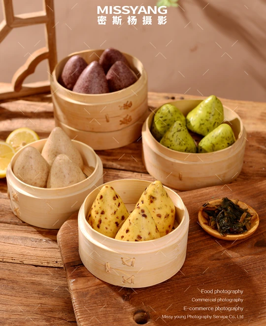 摆满小碟食物的木桌