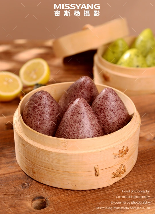 木桌上的一小碗食物