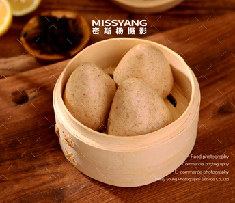 木桌上的一小碟食物