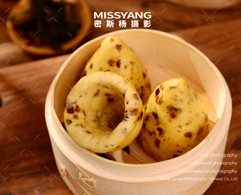 木桌上的一碗食物