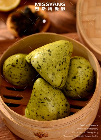 木碗里的食物配一片柠檬