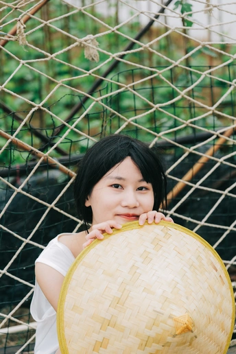 一个年轻女子在栅栏旁拿着一个大篮子