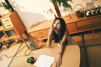 一位年轻女子坐在桌子旁