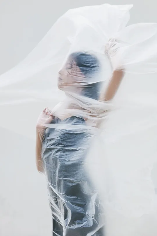 蓝色连衣裙的女人在跳舞 白色布料