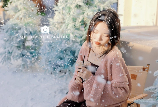 外面雪地里一个女人的形象